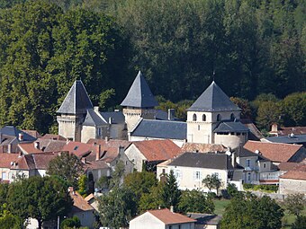Le château de Conty et l'église dans le bourg de Coulaures.