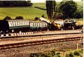 Kurz nach der Kollision liegt der Güterwagen noch auf dem entgleisten Zug, daneben der gelbe Behälter (17. Juli 1984)