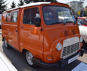 Une camionnette blanche.