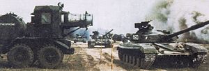 ציוד של הכוחות הכימיים לצד טנק מדגם T-64.‏ 1987.