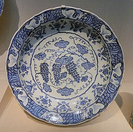 Dish, Turkey, c. 1530, stonepaste painted under glaze - Freer Gallery of Art - DSC05423.JPG