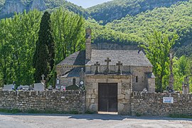 L'accès au cimetière attenant.