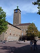 Het Stadhuis met daarvoor het Ei van Ko