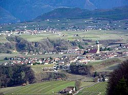 Veduta sulla valle di Appiano, con la frazione San Paolo in primo piano e la frazione Cornaiano in secondo piano.