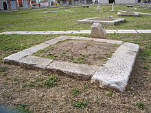 Plusieurs pierres plates entourant un carré de terre d'environ 1 m².