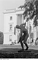 Fotothek df roe-neg 0006319 002 Statue eines Diskuswerfers vor dem "Weißen Haus" im Park von Markkleeberg.jpg