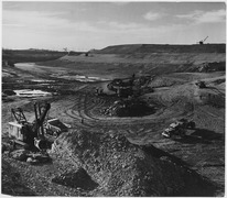 Excavations des terrassements autour du site de la centrale, (National Archives and Records Administration).