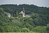 Kasteel Haultepenne: gevels en daken, en de keermuur, de reling van het terras en de rand van het bassin in steen