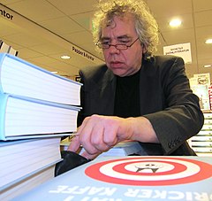 Gunnar Lundkvist signerar böcker på Akademibokhandeln City i Stockholm.