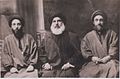 جناب عبدالحسین شرف الدین، انہاں دے کھبے جانب، جناب ہاشم الحکیم، تے انہاں دے سجے جانب، جناب محسن الحکیم۔