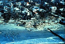 Вид с воздуха на мусор, разбросанный по пляжу