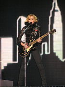 Madonna en el Confessions Tour con estilismo de Nueva York