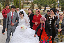 Newlywed couples visit Tamerlane's statues to receive wedding blessings. Jeunes Maries dans le parc dAk Saray (Shahrisabz) (6018352949).jpg