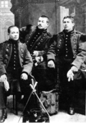 Jules Bonnot (au milieu) posant en uniforme