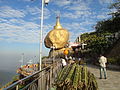 Kim thạch (Golden Rock) cheo leo ở chùa Kyite Htee Yoe