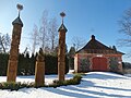 Prie koplyčios pastatyti koplytstulpiai Lietuvos krikšto 600 metų jubiliejui