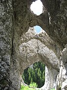 Cổng đá vôi tại dãy núi Piatra Craiului, Romania