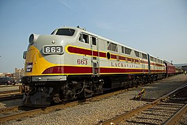 Tri-State Railway Historical Societyに保存されているF3A-663号と664号。丸窓の間にエアインテークとして長方形の開口部が4ヵ所設けられており、その部分をカバーするため金網が設置された。そのため、フェイズIIには「chicken wire」とニックネームがつけられた。フェイズII後期車に該当。