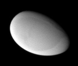 Ligikaudu 4000 km kauguselt kosmoseaparaadi Cassini tehtud pilt kanamuna meenutavast ja ligikaudu 3 km läbimõõduga Methonest (20. mai 2012)