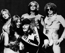 להקת מוט דה הופל (1974). משמאל לימין: דייל גריפין, אריאל בנדר, מורגן פישר, פיט אוברנד ווטס ואיאן האנטר