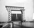 Nieuwe sluizen in het Amsterdam-Rijnkanaal. Prins Bernhardsluis te Tiel; 15 mei 1952.