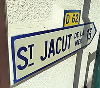 Panneau Michelin situé à Corseul dans les Côtes d'Armor, indiquant la direction de la presqu'île de Saint-Jacut-de-la-Mer.