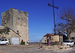 Vue sur le donjon appelé aussi tour de modon.