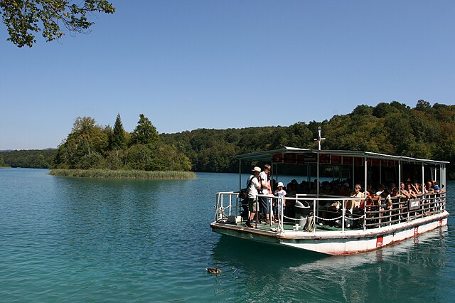 File:Plitvice_Lakes_electric_boat.jpg