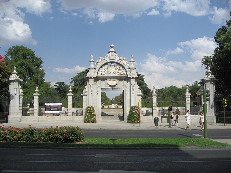 Puerta de Felipe IV aan de Calle Alfonso XII