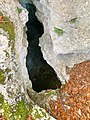 Der Roc de Courroux - grosse und kleine Löcher, Wasser höhlt den Kalkstein aus.