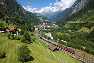 Egy SBB Re 6/6 és egy SBB Re 4/4 tehervonatával a vasútvonalon