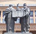 Statue représentant Mesrop Machtots et Sahak Ier Parthev, sculptée par Ara Sargsyan.