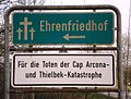 Hinweisschild auf den Ehrenfriedhof