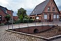 „Hohe Brücke“[8]: Rathausstr. (Nr. 34) / Breitestraße, simulierte Geländer erinnern an den alten Verlauf der Kremper Au