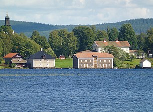 Vy över Bysjön från Västansjö: Nyhammars spannmålsmagasin (t.h.) och det Olaussonska magasinet (t.v.)