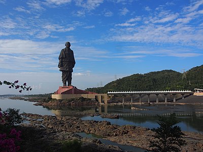 Vido de la kontraŭa bordo de la rivero Narmada.