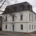 Wohnhaus in geschlossener Bebauung und Ecklage