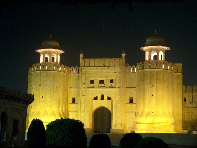 File:The Lahore Forts Alamgiri Gate Picture2 taken at night - July  20 2005.jpg