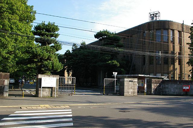 640px-Tohoku_University%28Katahira_north_gate%29.JPG