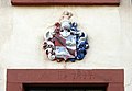 Wappen (leider farblich verunstaltet) und Türsturz (1844) am Hofgut Mariahof