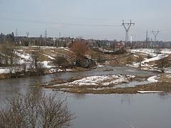 Embouchure de la rivière Vähäjoki à Koroinen (à droite), vue de l'autre côté de l'Aurajoki.