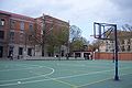 Patio para deporte. Instalaciones deportivas en los patios exteriores, junto al edificio principal.