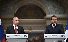 Vladimir Putin and Emmanuel Macron (2017-05-29) 16.jpg