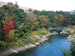 Среднее течение реки Юра в городе Аябе осенью 2005 года