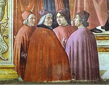 Dans des couleurs pastel vives, quatre hommes en cercle discutent au centre d'une salle. Ils sont vêtus de capes de couleurs unies différentes rosées-orangées, de chapeaux dans les mêmes tons.