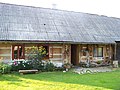 zagroda nr 9 *chałupa w zagrodzie nr 9 *studnia z obudową w zagrodzie nr 9 *kapliczka słupowa w zagrodzie nr 9 *spichrz w zagrodzie nr 9