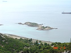 Blick von der Höhle des Euripides auf die Bucht von Peristeria