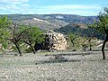 Vista posterior d'una barraca de pedra a Val de la Sabina (Ademús)