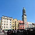 Häuserzeile mit altem Rathaus und Stadtturm