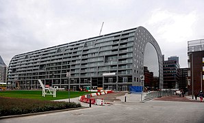 La façade de Markthal, percée par les fenêtres des appartements.